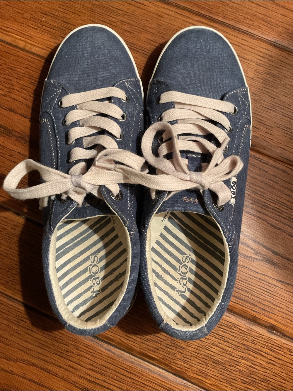 Taos Footwear Navy Canvas Star Sneakers, size 9